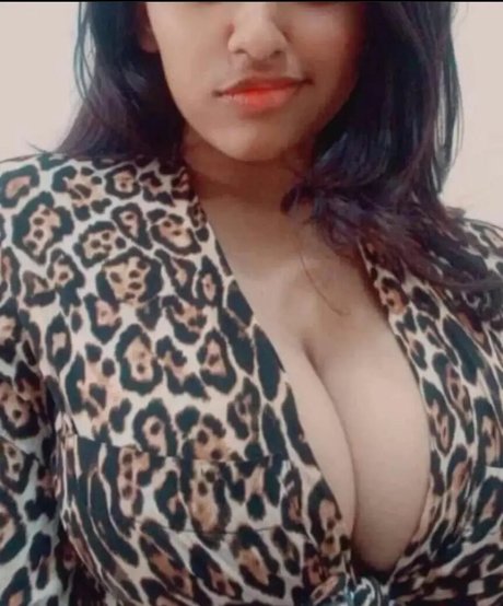 Naakte gelekte OnlyFans-foto van Sanjana Saba