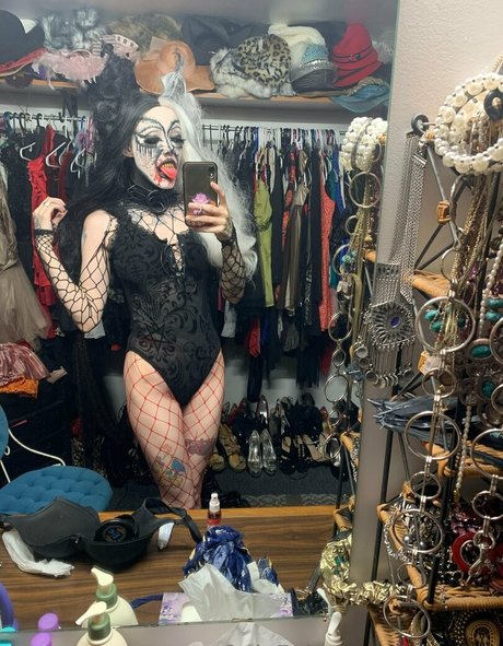 Naakte gelekte OnlyFans-foto van Nikasaur