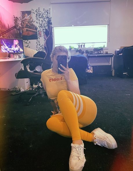 Naakte gelekte OnlyFans-foto van Sawina