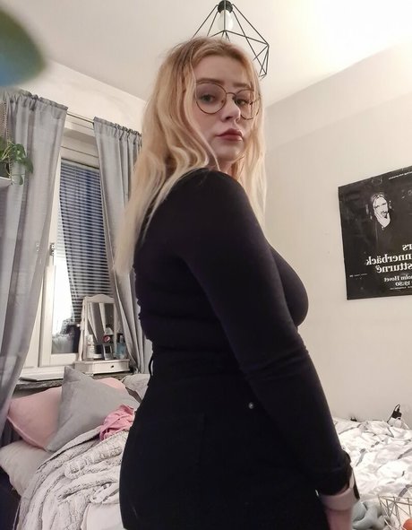 Naakte gelekte OnlyFans-foto van Glitterbabeprincess