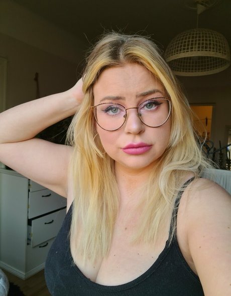 Naakte gelekte OnlyFans-foto van Glitterbabeprincess
