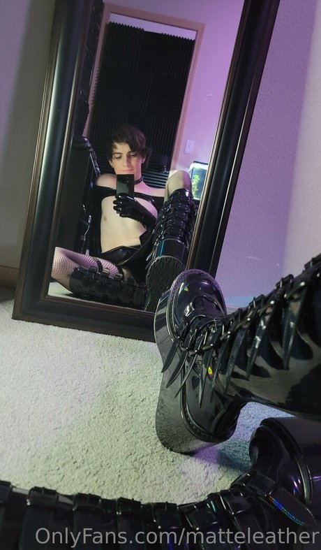 Naakte gelekte OnlyFans-foto van Matteleather