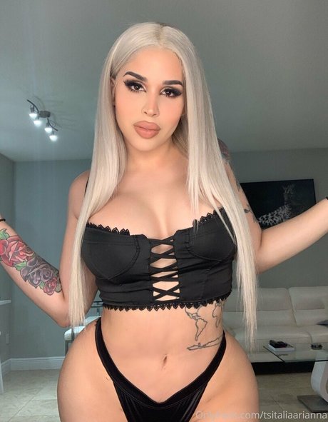 Naakte gelekte OnlyFans-foto van Tsitaliaarianna
