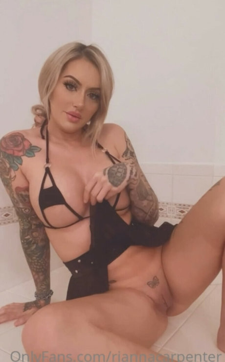 Naakte gelekte OnlyFans-foto van Rianna Carpenter