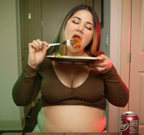 Naakte gelekte OnlyFans-foto van Couchqueenie