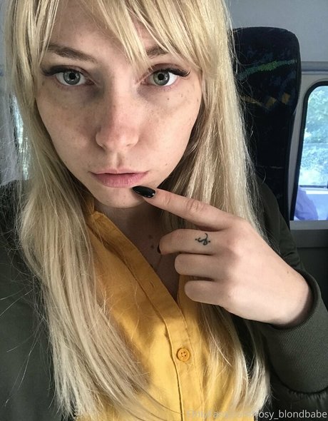 Naakte gelekte OnlyFans-foto van Rosyblondbabe
