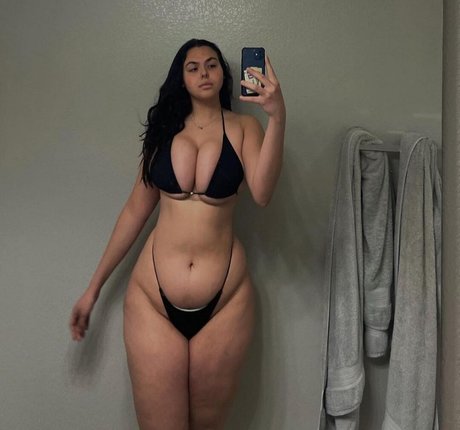 Naakte gelekte OnlyFans-foto van Julitka Tiutiunic