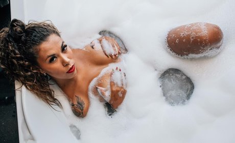 Naakte gelekte OnlyFans-foto van Raica