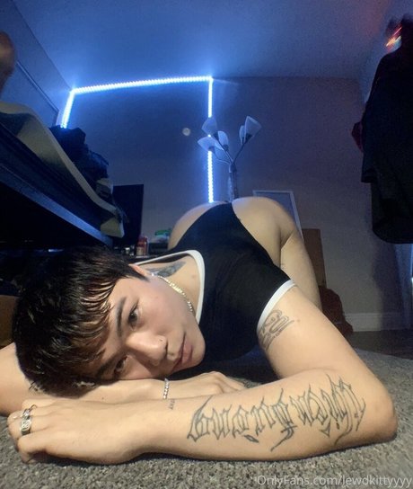 Naakte gelekte OnlyFans-foto van Lewdkittyyyy