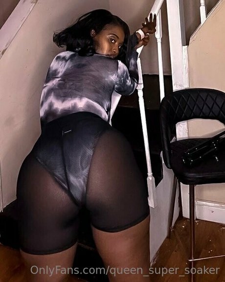 Naakte gelekte OnlyFans-foto van Queensupersoaker