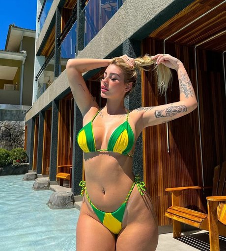 Naakte gelekte OnlyFans-foto van Vitoria Mondoni