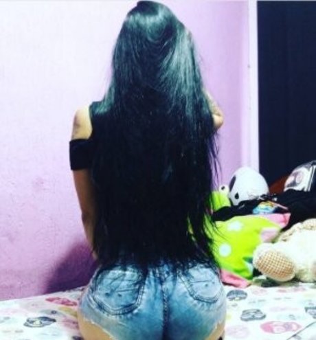Naakte gelekte OnlyFans-foto van Afroditexx