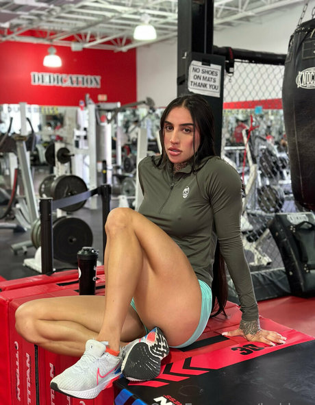 Naakte gelekte OnlyFans-foto van Bakhar