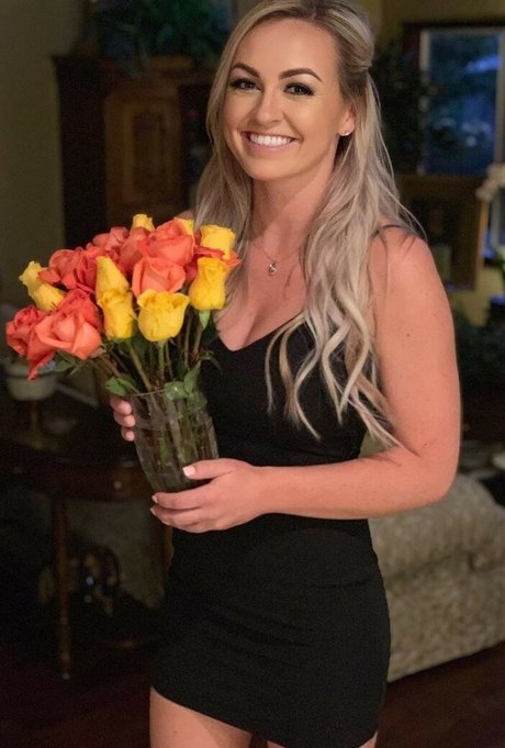 Naakte gelekte OnlyFans-foto van Ashley Freiberg