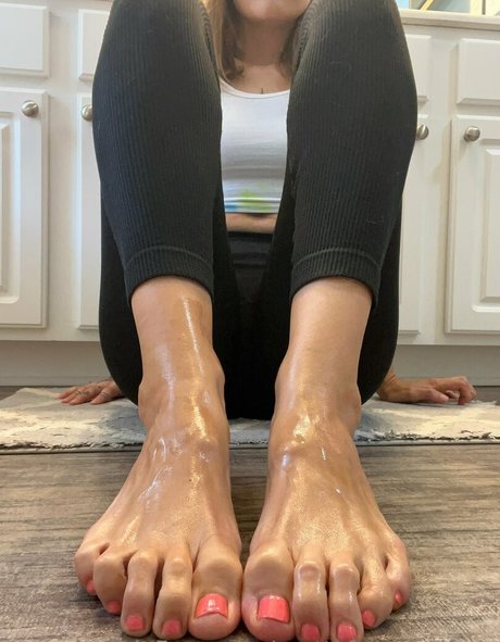 Naakte gelekte OnlyFans-foto van Prettyfeetandface