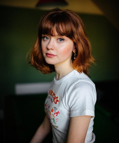 Naakte gelekte OnlyFans-foto van Maisie Peters