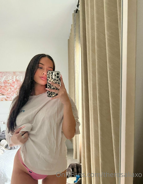 Naakte gelekte OnlyFans-foto van Therosaliaxo