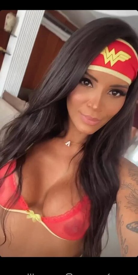 Naakte gelekte OnlyFans-foto van Aline Carvalho