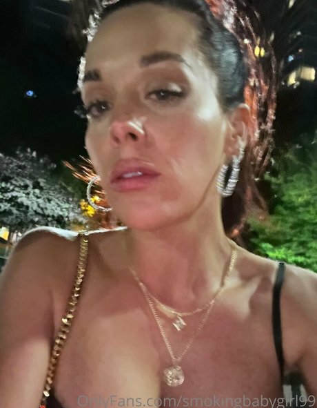 Naakte gelekte OnlyFans-foto van Smokingbabygirl99