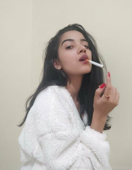 Naakte gelekte OnlyFans-foto van Thebeautyofsmoking