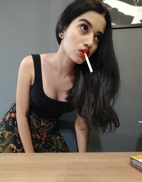 Naakte gelekte OnlyFans-foto van Thebeautyofsmoking