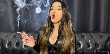 Naakte gelekte OnlyFans-foto van Thebeautyofsmoking