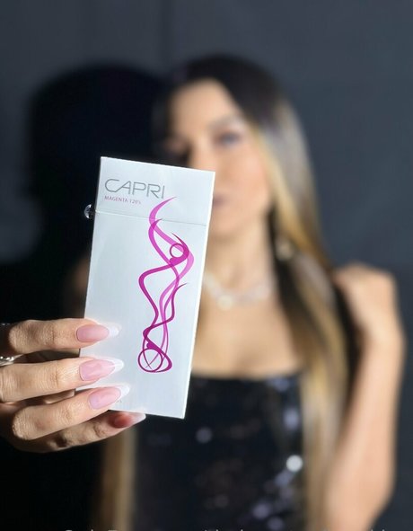 Naakte gelekte OnlyFans-foto van Thebeautyofsmoking