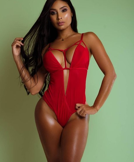 Naakte gelekte OnlyFans-foto van Karen Vasquez