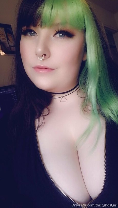 Naakte gelekte OnlyFans-foto van Thiccghostgirl