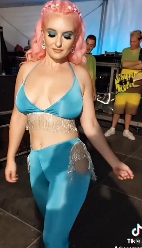 Naakte gelekte OnlyFans-foto van Grace Chatto