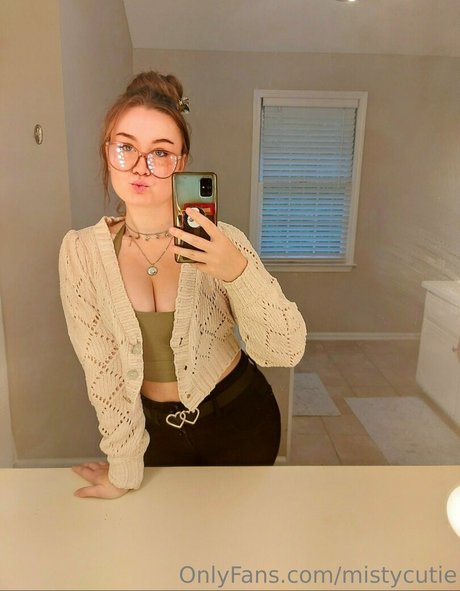 Naakte gelekte OnlyFans-foto van Mistycutie