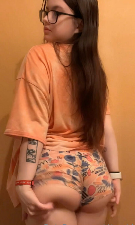 Naakte gelekte OnlyFans-foto van Dionrhi