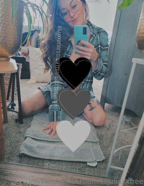 Naakte gelekte OnlyFans-foto van Littlemissjuliaxxfree
