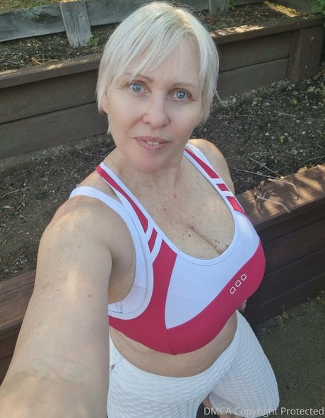 Naakte gelekte OnlyFans-foto van Sexymatureaussielady
