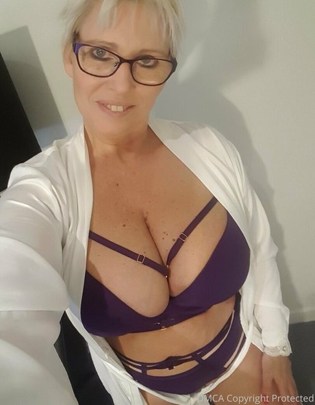 Naakte gelekte OnlyFans-foto van Sexymatureaussielady