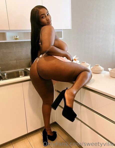 Naakte gelekte OnlyFans-foto van Sweetyville