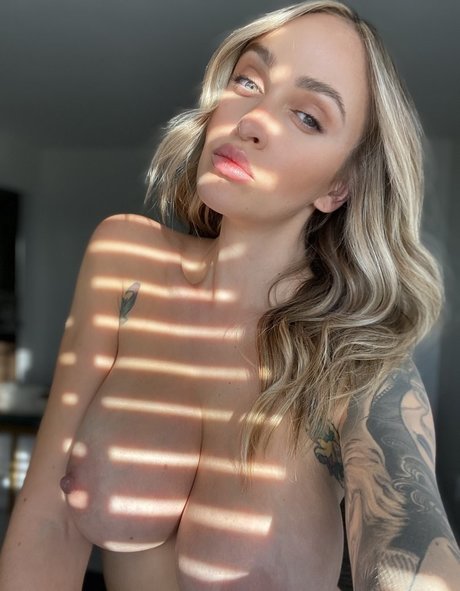 Naakte gelekte OnlyFans-foto van Alyssa Barbara