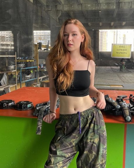 Naakte gelekte OnlyFans-foto van Agent Nesty