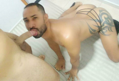 Naakte gelekte OnlyFans-foto van Andflixand