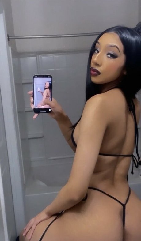 Naakte gelekte OnlyFans-foto van Sadgalkate