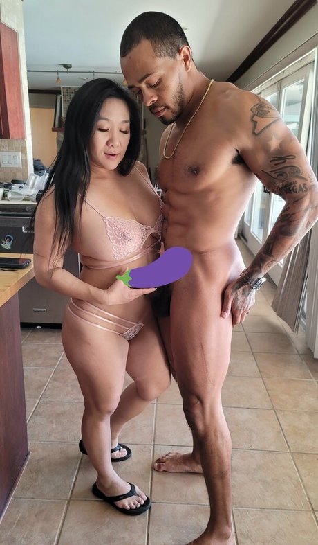 Naakte gelekte OnlyFans-foto van Song Lee