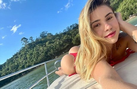 Naakte gelekte OnlyFans-foto van Larissa Sumpani