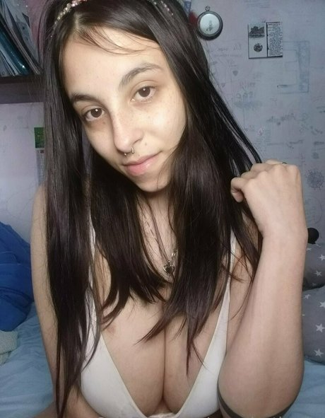 Naakte gelekte OnlyFans-foto van Roundasthesky