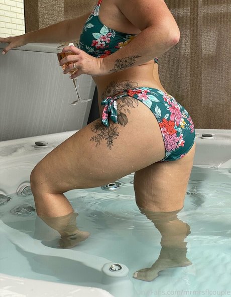 Naakte gelekte OnlyFans-foto van Swingerellefree