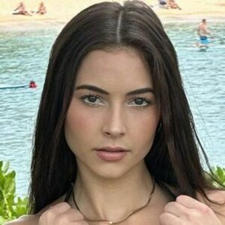 Naakte gelekte OnlyFans-foto van Kendall Beck