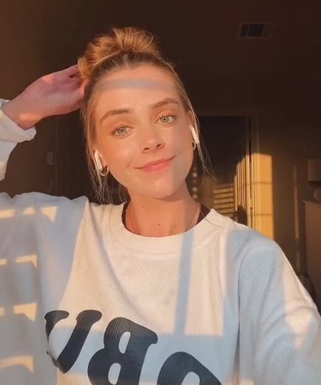 Naakte gelekte OnlyFans-foto van Lauren Mae