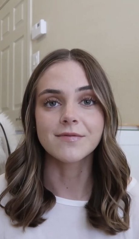Naakte gelekte OnlyFans-foto van Lauren Mae