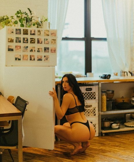 Naakte gelekte OnlyFans-foto van Valeria Kalabina