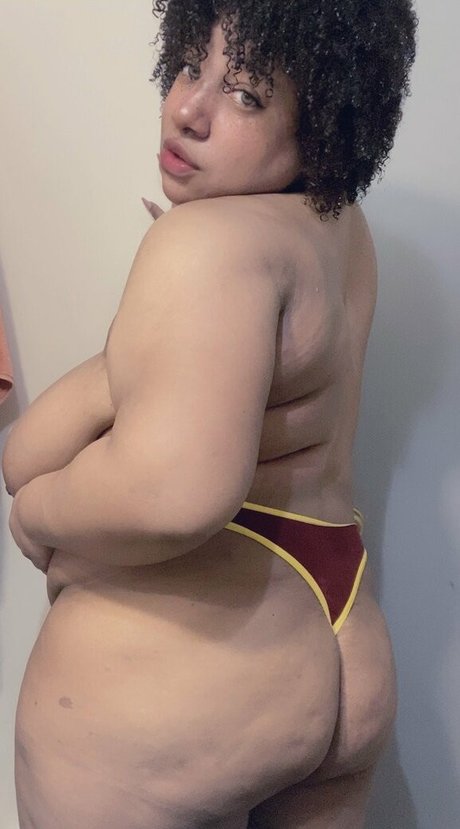 Naakte gelekte OnlyFans-foto van Plussizefairy