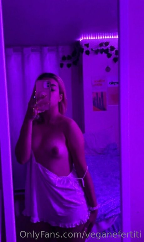 Naakte gelekte OnlyFans-foto van Veganefertiti